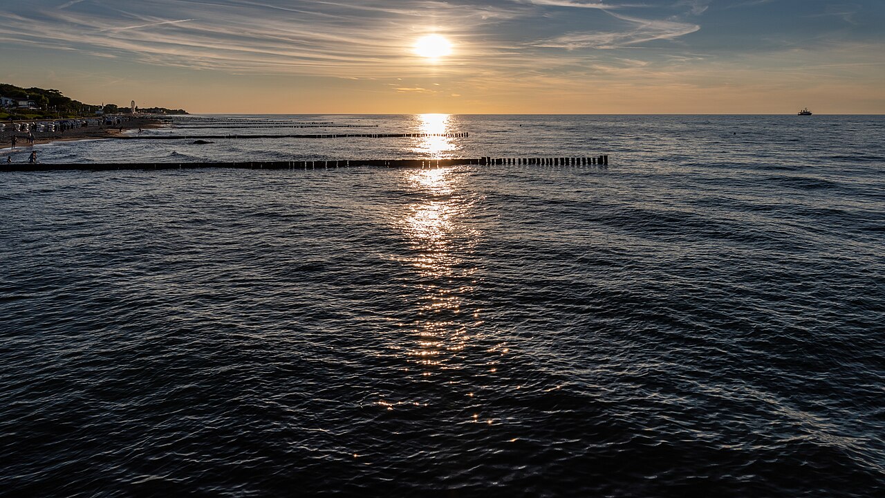 Strandkörbe am Ostseestrand von Kühlungsborn im Sonnenuntergang